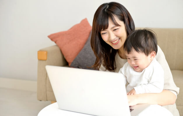 ホームページを見る母親と幼児の写真