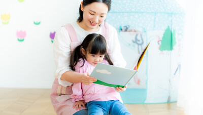 絵本の読み聞かせをしています